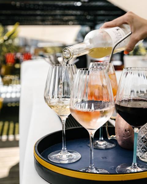 Happy Hours en terrasse sur le plus beau Rooftop Strasbourg proposant tapas, cocktails, vins, bières et boissons sans alcool