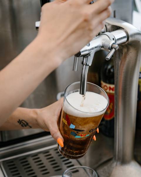 Happy Hours en terrasse sur le plus beau Rooftop Strasbourg proposant tapas, cocktails, vins, bières et boissons sans alcool