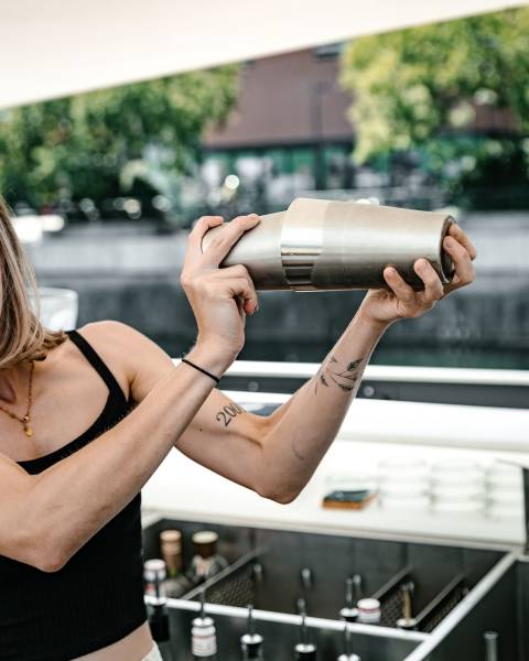 Happy Hours en terrasse sur le plus beau Rooftop Strasbourg proposant tapas, cocktails, vins, bières et boissons sans alcool