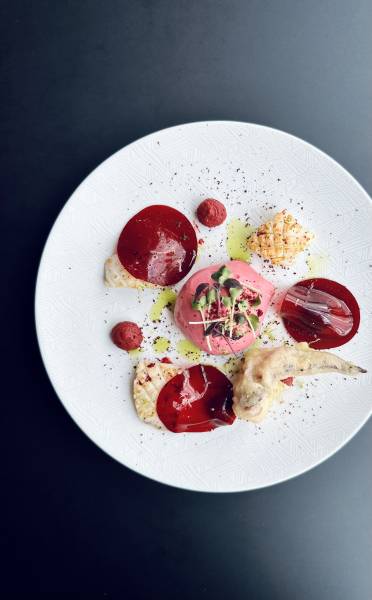 Déjeuner en terrasse sur un Rooftop original situé sur le toit d’une péniche et proposant une cuisine bistronomique / fusion