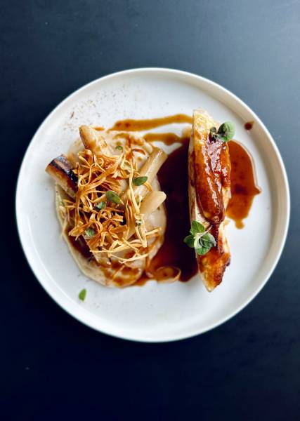 Déjeuner en terrasse sur un Rooftop original situé sur le toit d’une péniche et proposant une cuisine bistronomique / fusion