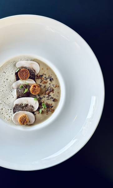 Déjeuner en terrasse sur un Rooftop original situé sur le toit d’une péniche et proposant une cuisine bistronomique / fusion