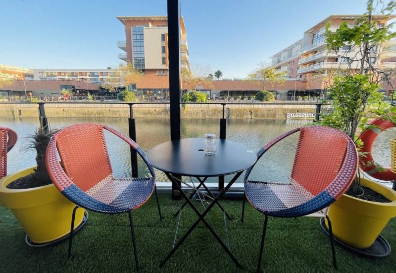 Déjeuner en terrasse sur un Rooftop original situé sur le toit d’une péniche et proposant une cuisine bistronomique / fusion