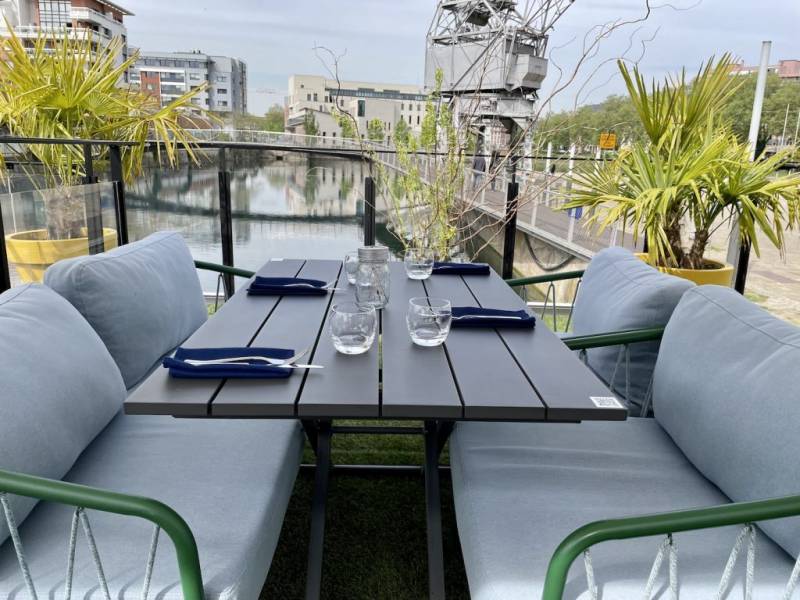 Déjeuner en terrasse sur un Rooftop original situé sur le toit d’une péniche et proposant une cuisine bistronomique / fusion