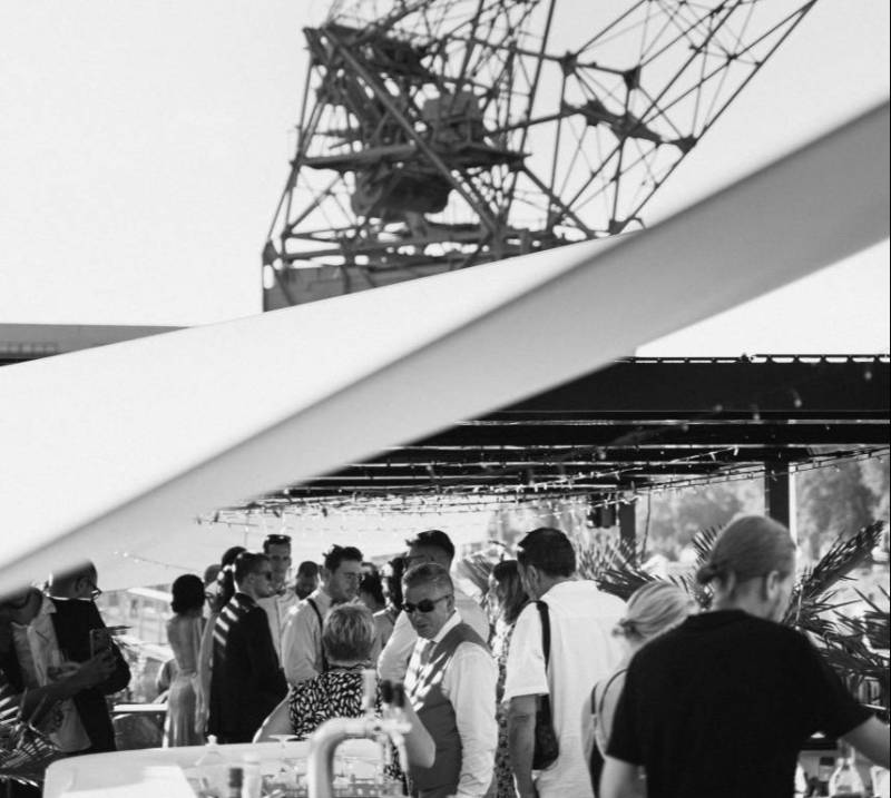 Découvrez le Bar Rooftop du Blue Flamingo à Strasbourg : LA terrasse insolite & incontournable où profiter de déjeuners apaisants, siroter de délicieux cocktails & partager de savoureux tapas !