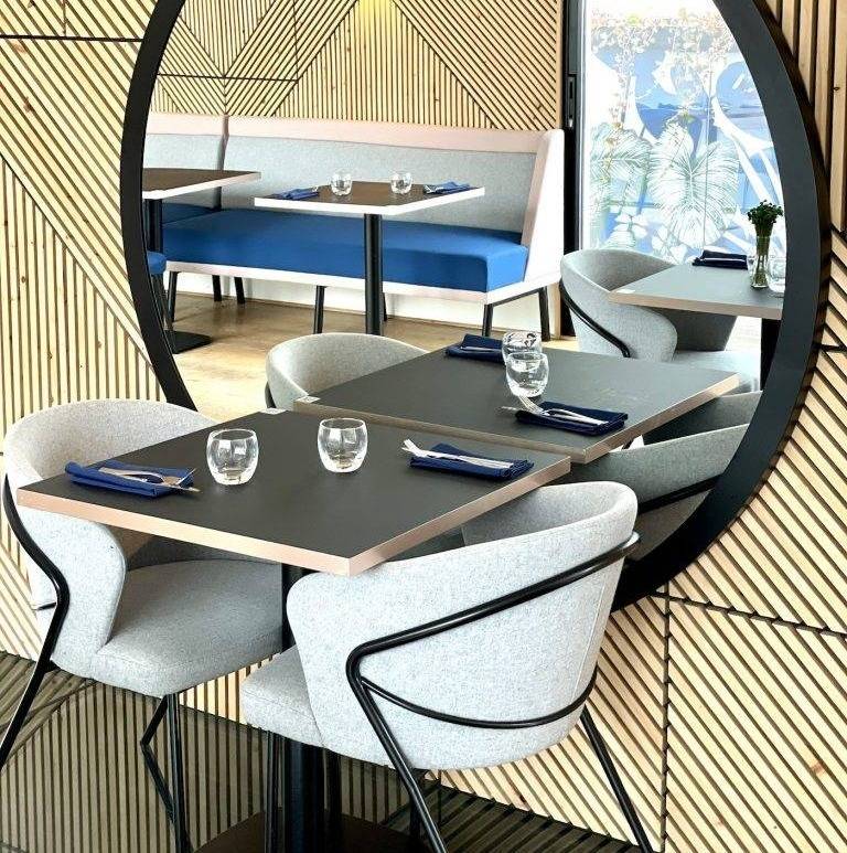 Déjeunez à bord d'un restaurant sur une péniche moderne et vivez une expérience gastronomique inoubliable !