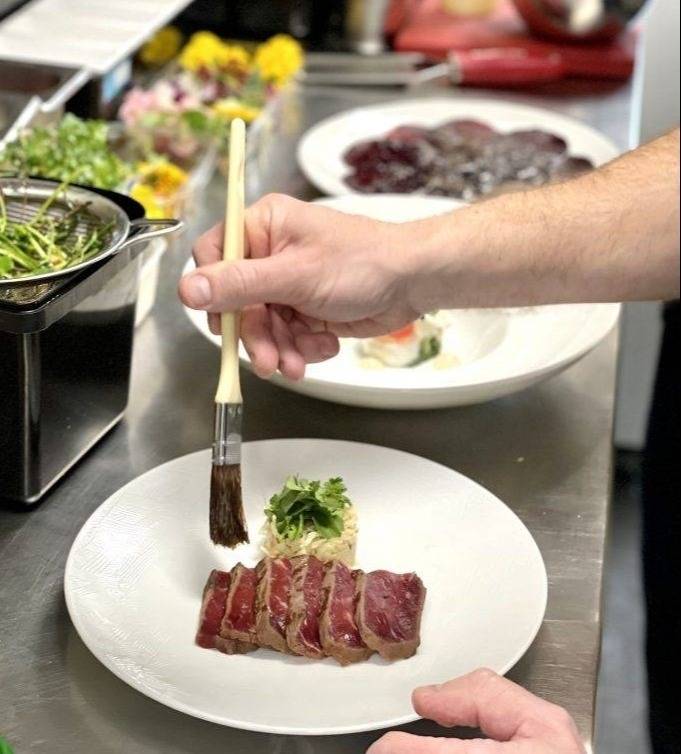 Déjeunez à bord d'un restaurant sur une péniche moderne et vivez une expérience gastronomique inoubliable !